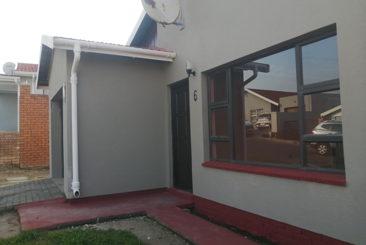 3 BEDROOM HOUSE FOR GRABS IN GOMPO TOWN