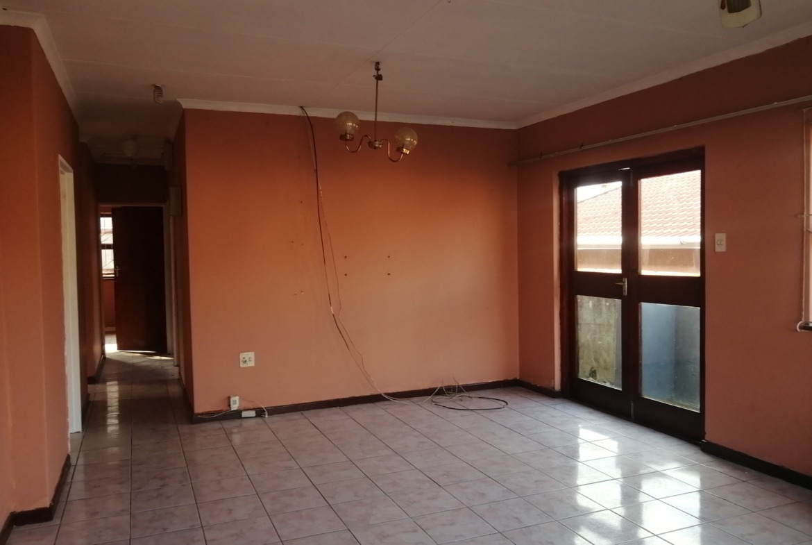 3 BEDROOM HOUSE FOR GRABS IN GOMPO TOWN