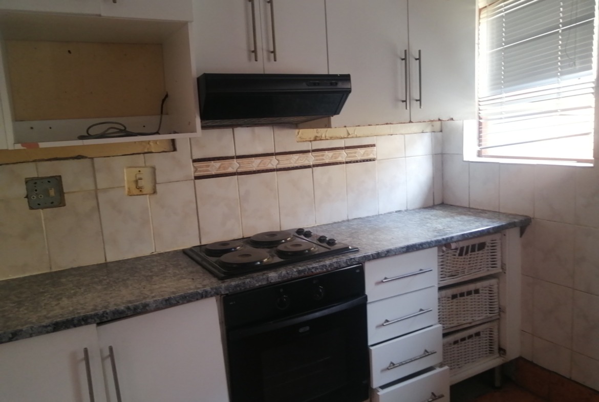 3 BEDROOM HOUSE FOR GRABS IN GOMPO TOWN