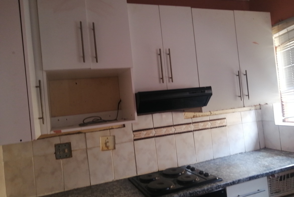 3 BEDROOM HOUSE FOR GRABS IN GOMPO TOWN