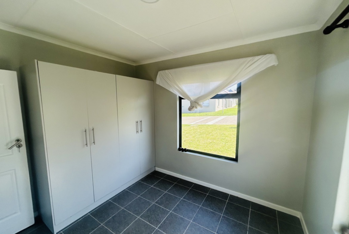 MODERN 3-BEDROOM TOWNHOUSE NEAR THE OCEAN