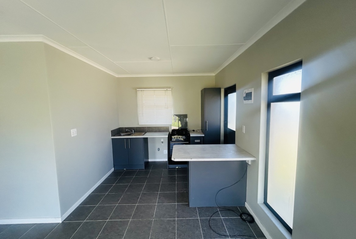 MODERN 3-BEDROOM TOWNHOUSE NEAR THE OCEAN