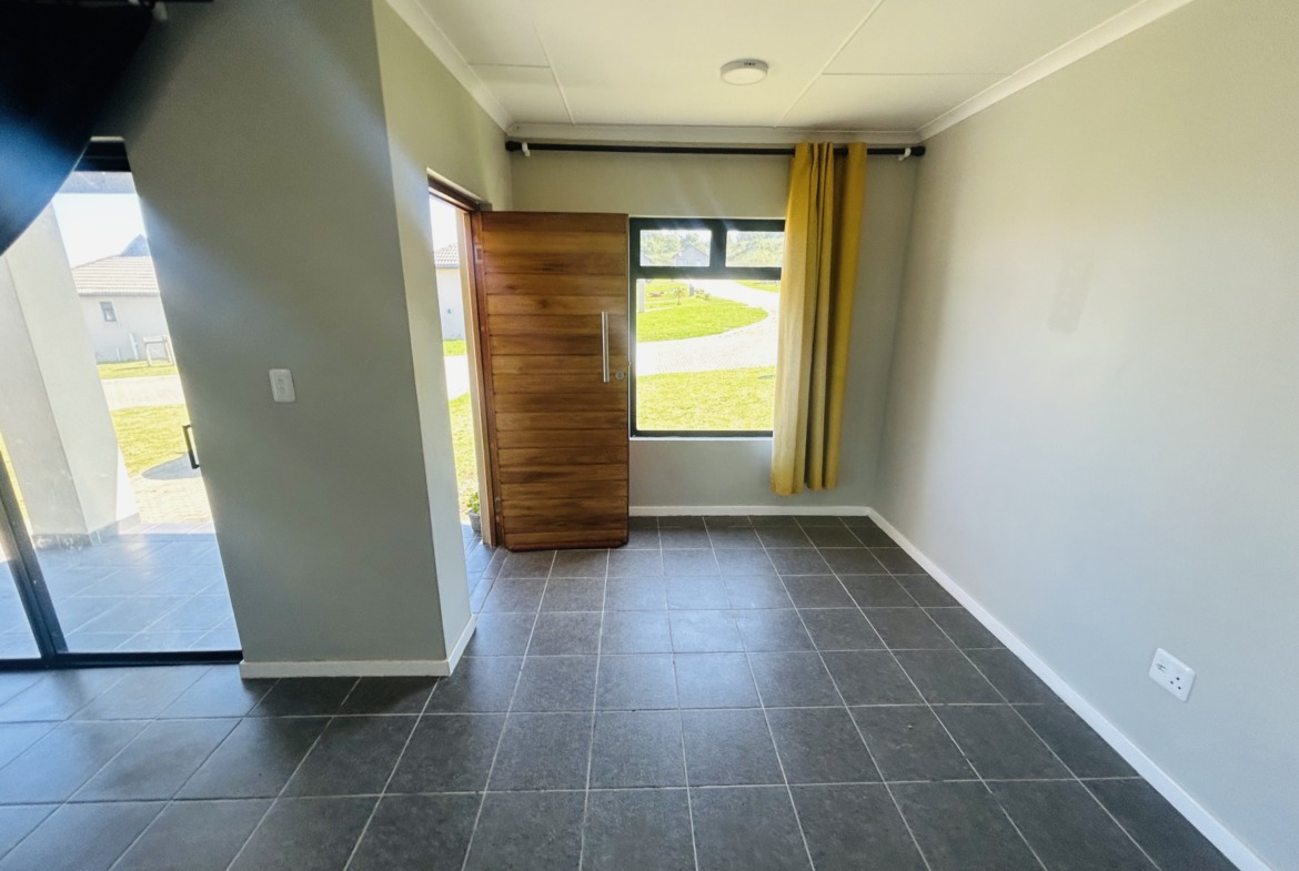 MODERN 3-BEDROOM TOWNHOUSE NEAR THE OCEAN