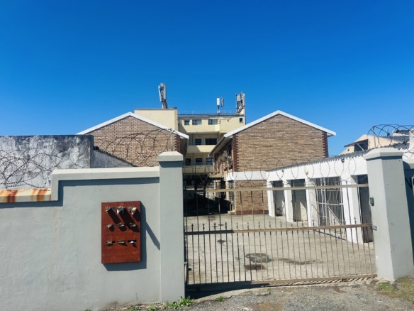 Secure 2-Bedroom Flat Within Walking Distance of the Beach
