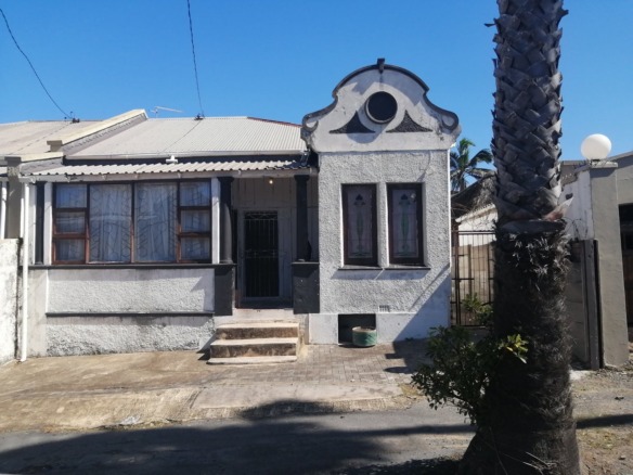 8-Bedroom House with Granny Flat – Ideal Student Accommodation in Quigney