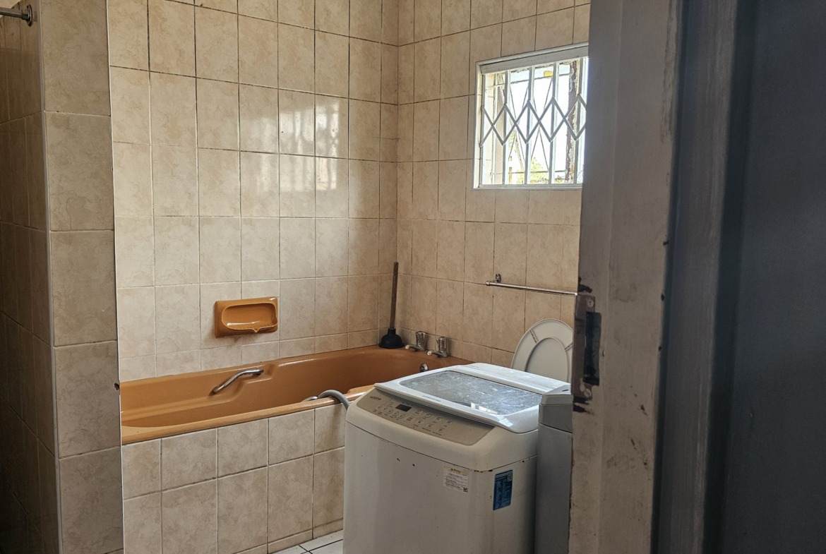 Excellent Investment Opportunity – Spacious 10-Bedroom House