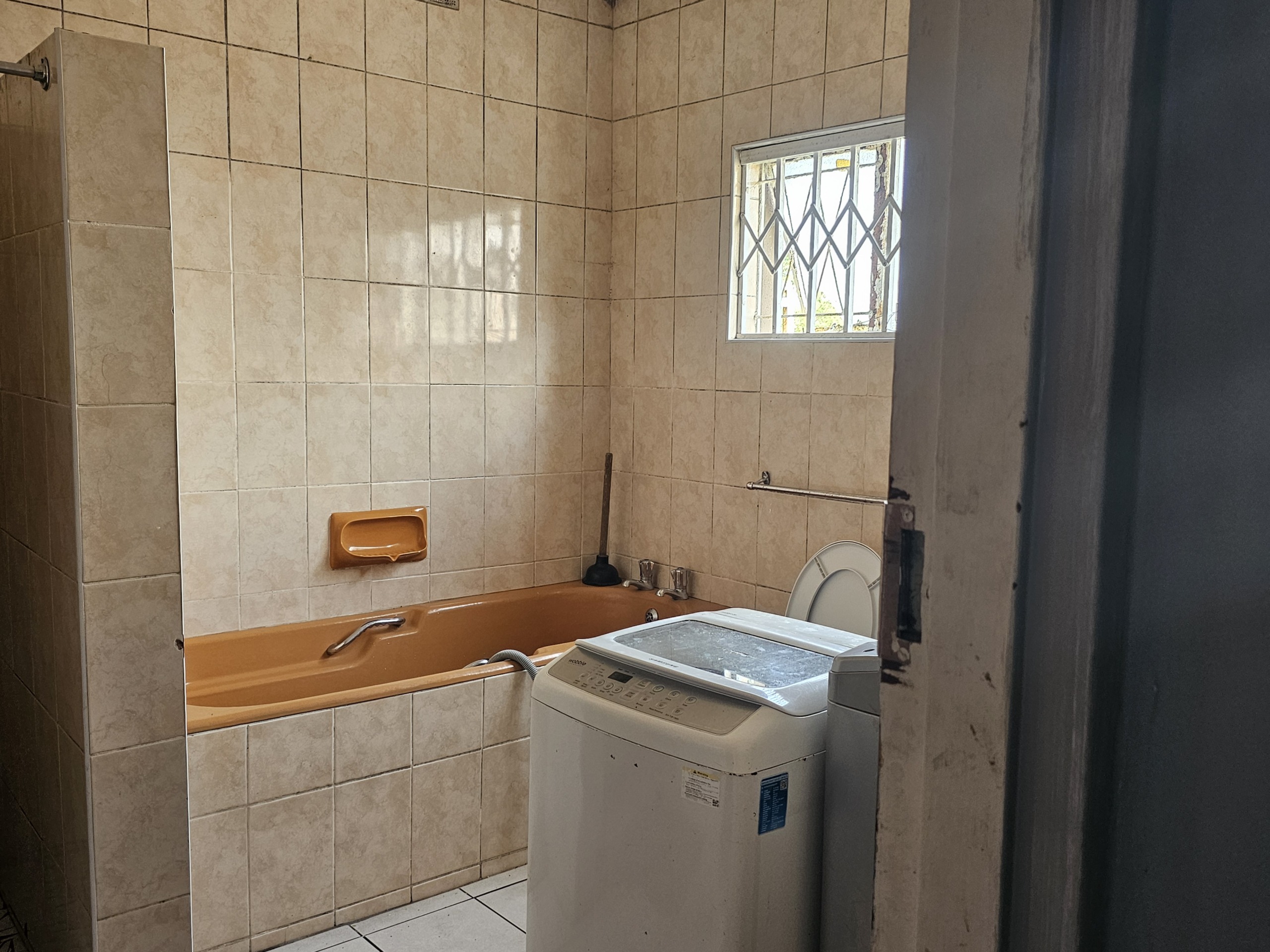 20261012_124830 Excellent Investment Opportunity – Spacious 10-Bedroom House