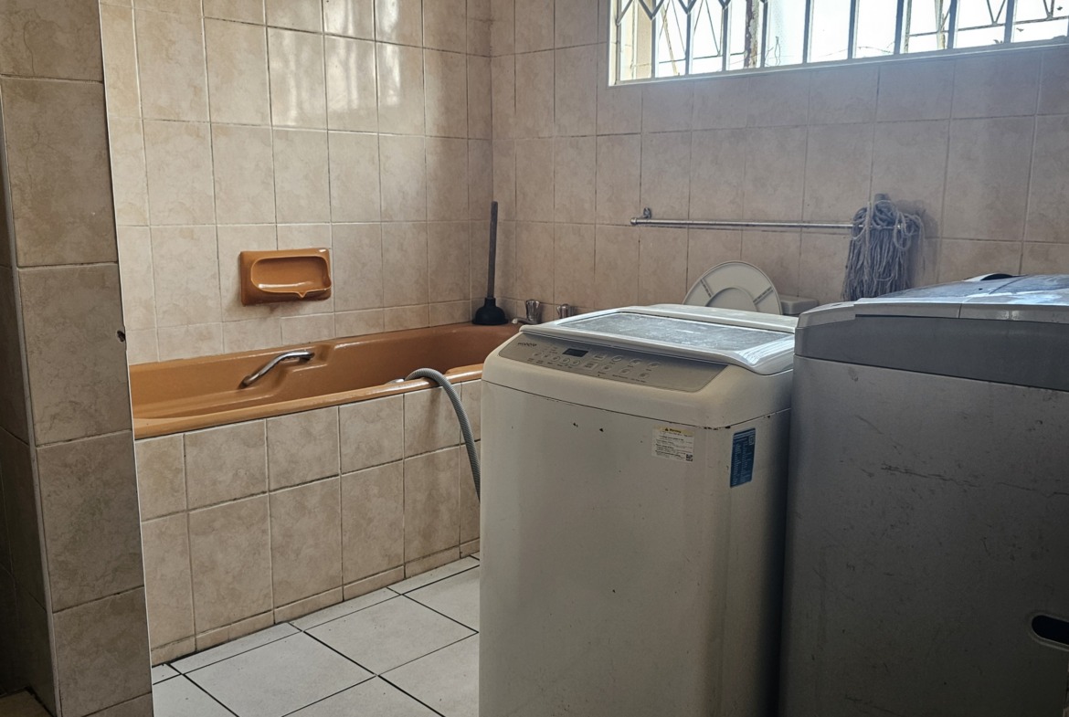 Excellent Investment Opportunity – Spacious 10-Bedroom House