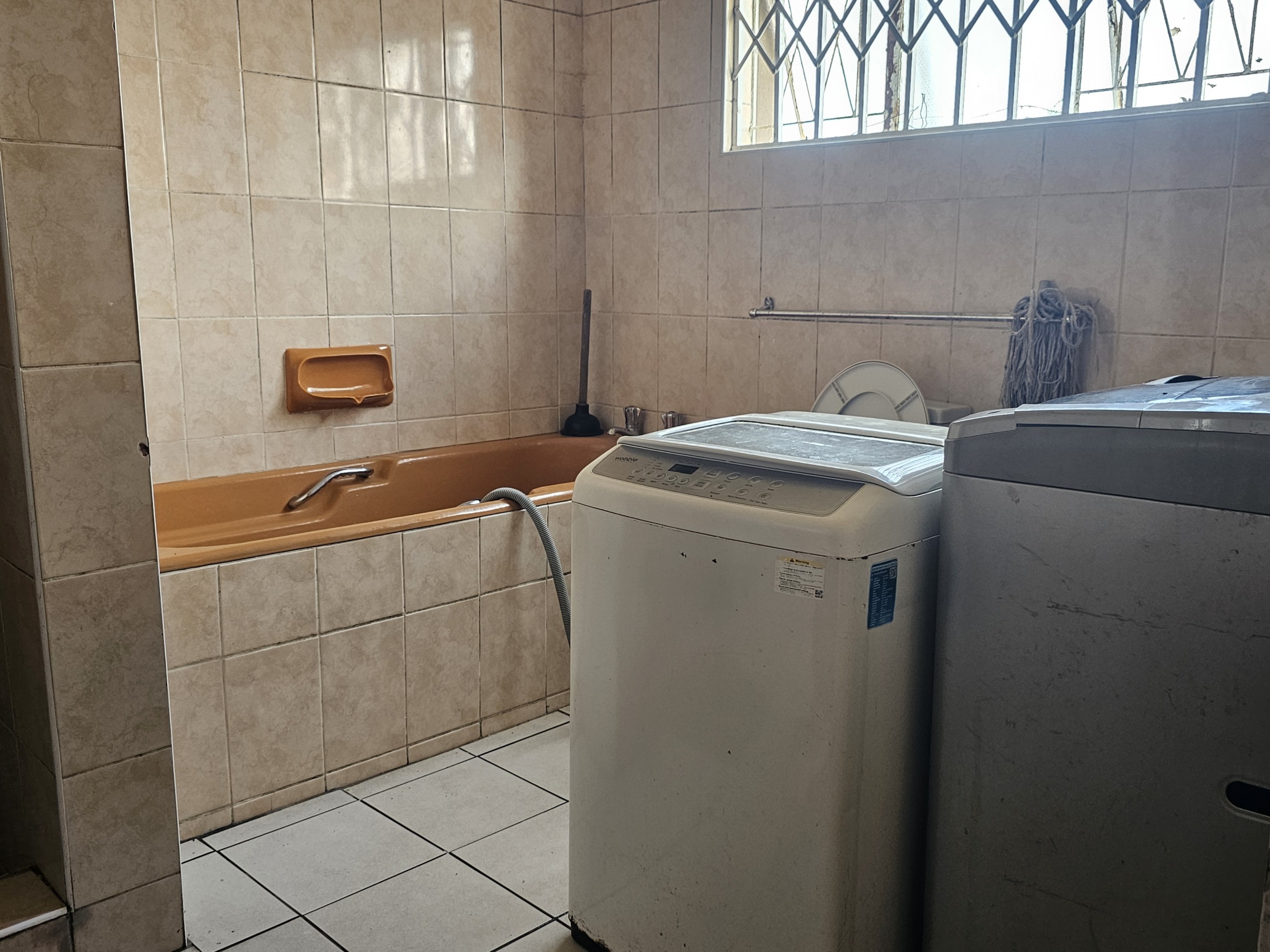 20261012_124851 Excellent Investment Opportunity – Spacious 10-Bedroom House
