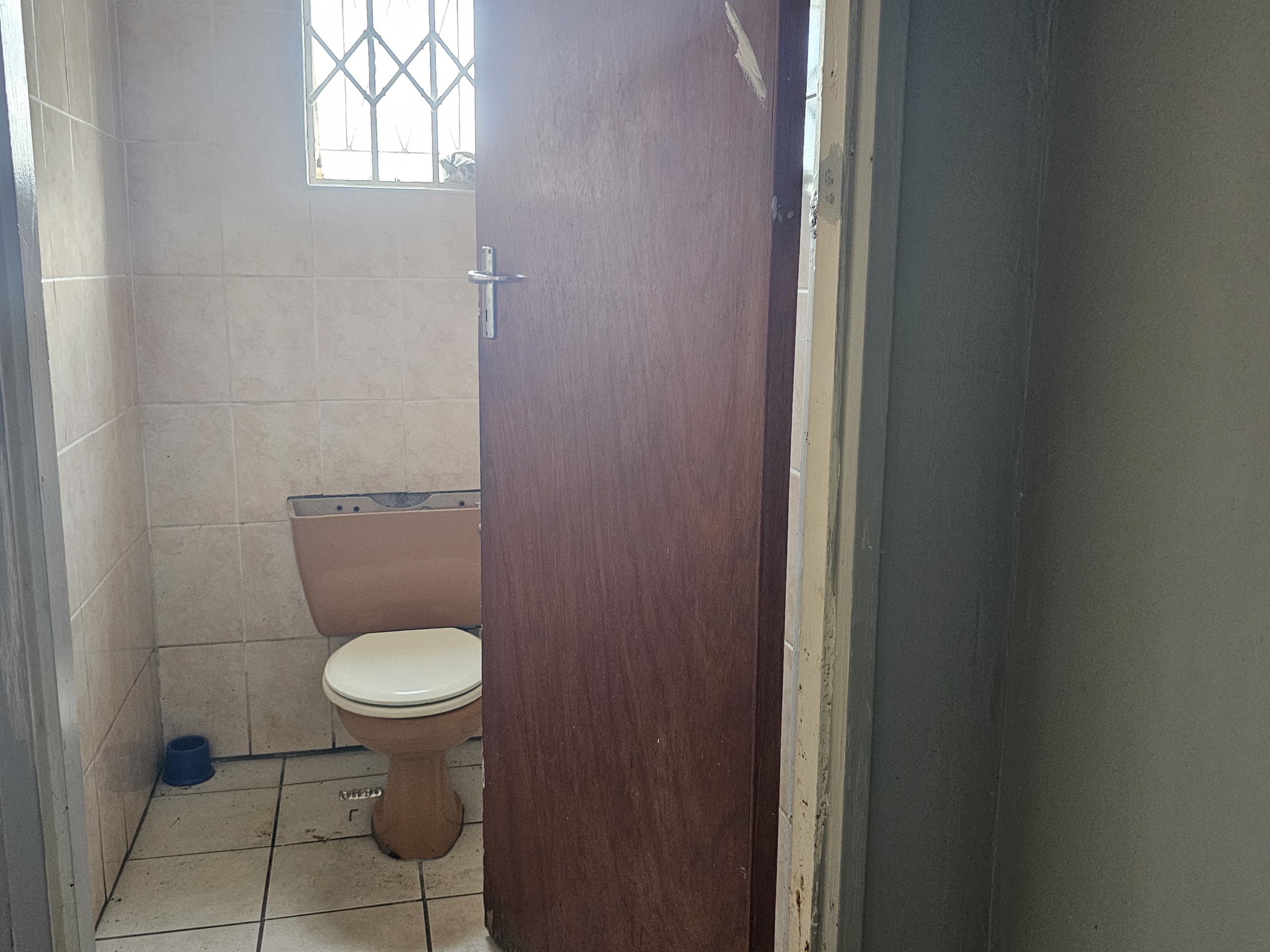 20261012_124943 Excellent Investment Opportunity – Spacious 10-Bedroom House