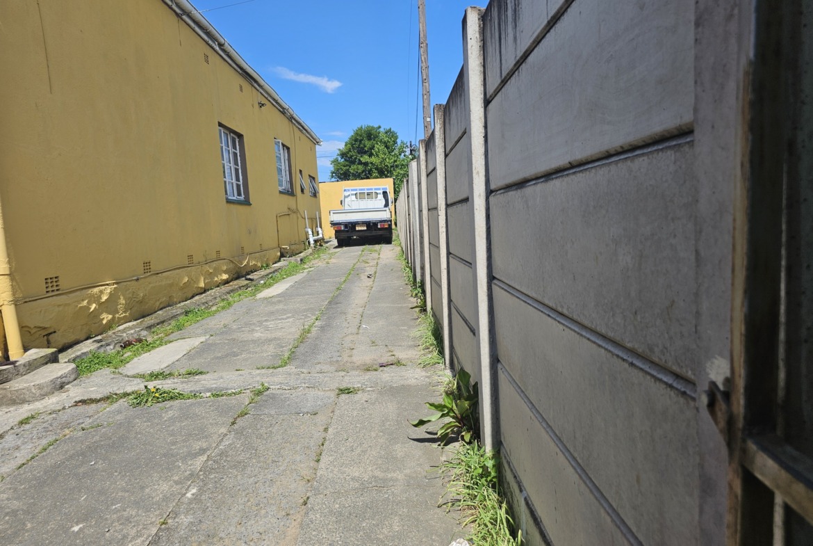 Excellent Investment Opportunity – Spacious 10-Bedroom House