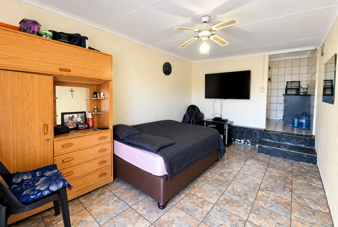 Charming 3-Bedroom Home with an Attached Flatlet – Perfect for Family Living and Additional Income!