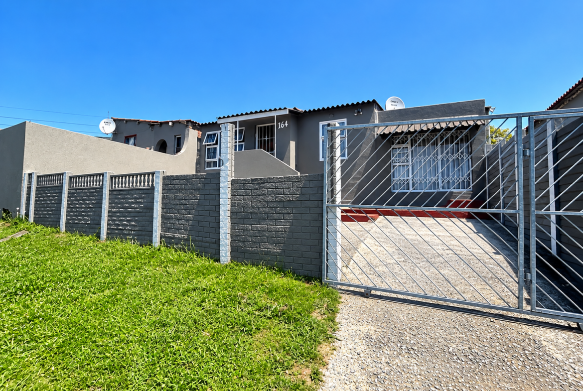 Charming 3-Bedroom Home with an Attached Flatlet – Perfect for Family Living and Additional Income!