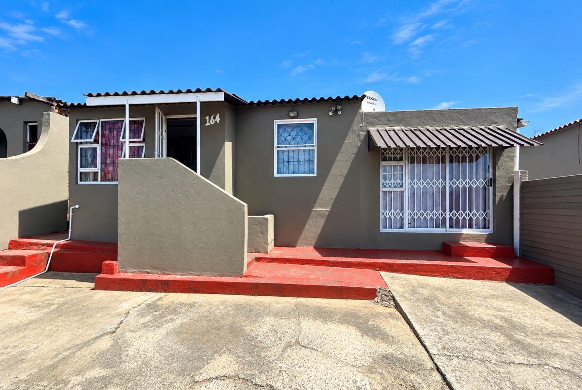 Charming 3-Bedroom Home with an Attached Flatlet – Perfect for Family Living and Additional Income!
