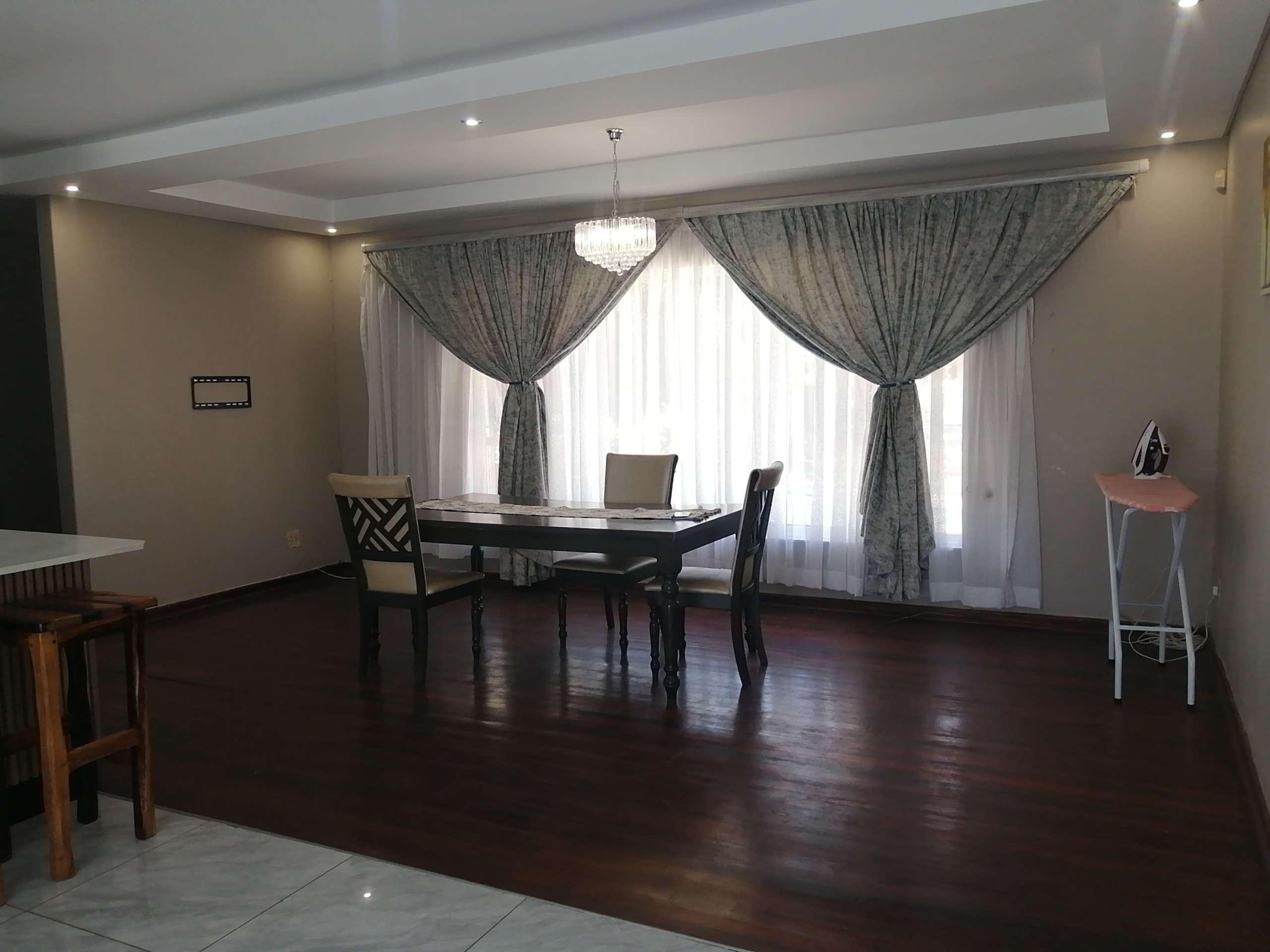 bsh Spacious 4-Bedroom Family Home with Pool, Double Garage & Ample Parking