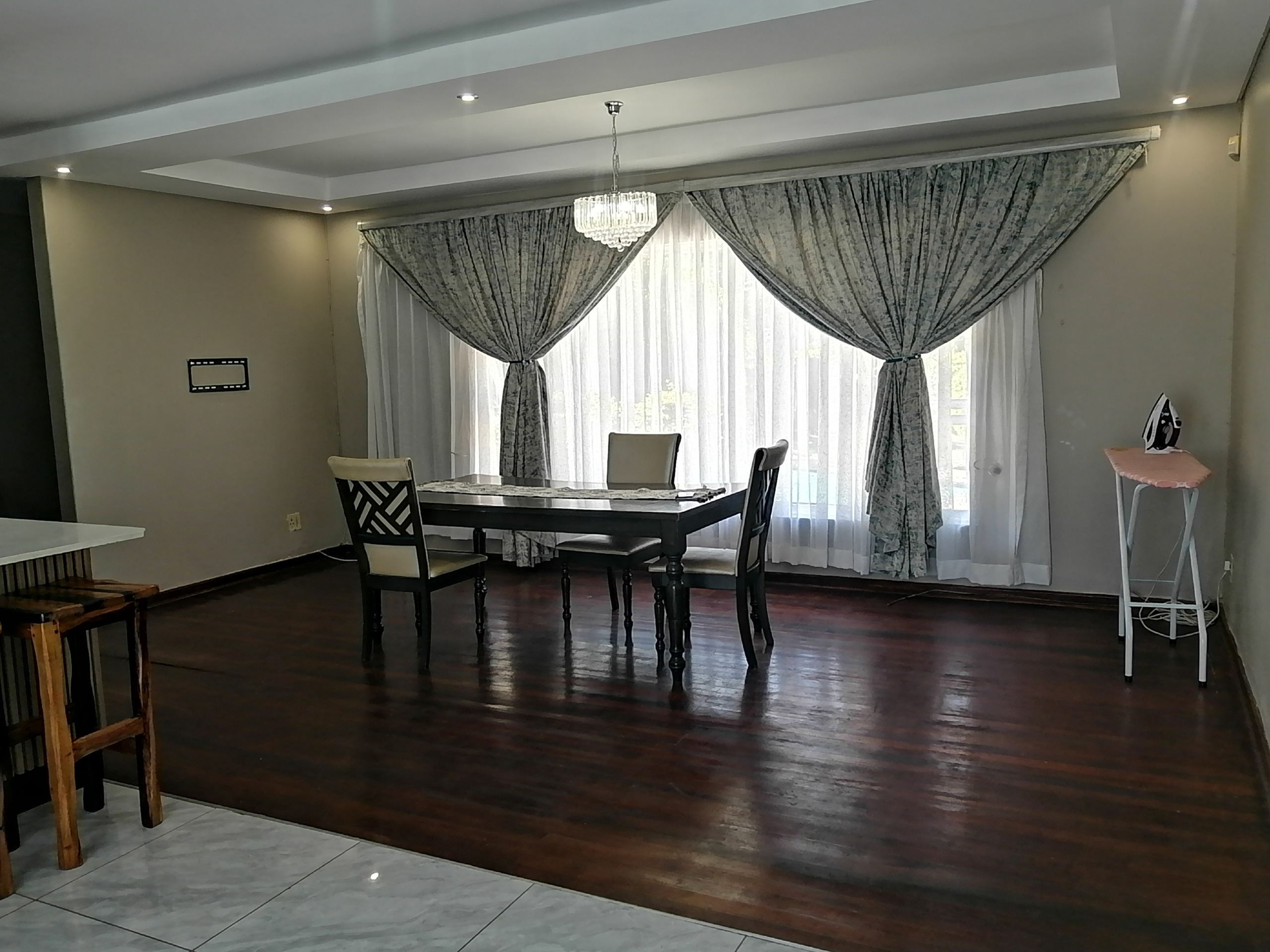 bsh Spacious 4-Bedroom Family Home with Pool, Double Garage & Ample Parking
