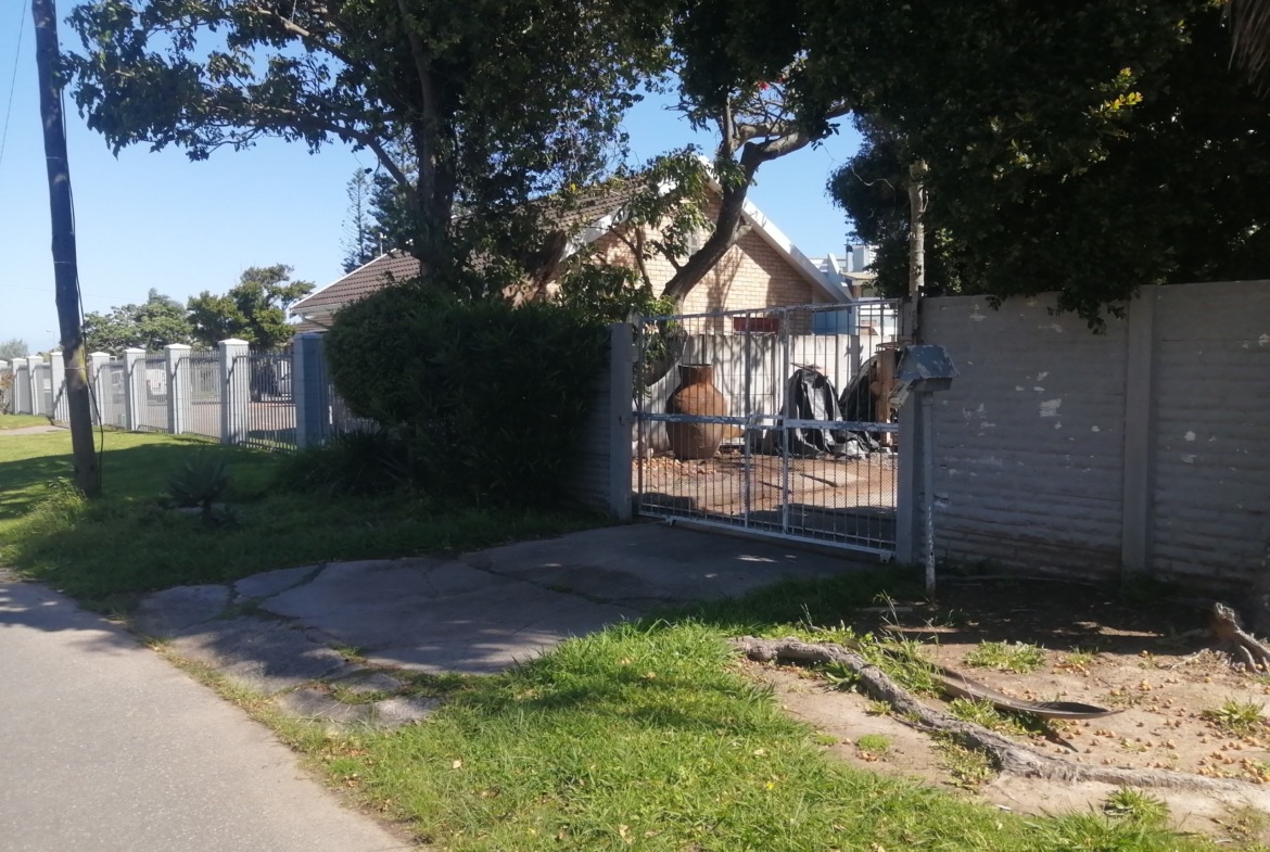 Spacious 4-Bedroom Family Home with Pool, Double Garage & Ample Parking