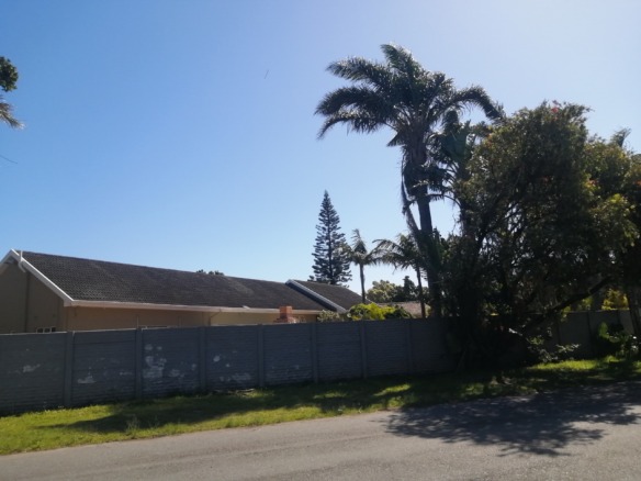 Spacious 4-Bedroom Family Home with Pool, Double Garage & Ample Parking