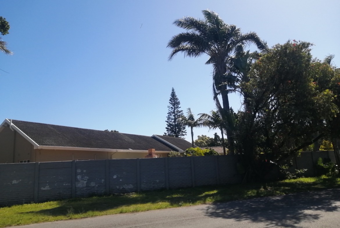 Spacious 4-Bedroom Family Home with Pool, Double Garage & Ample Parking