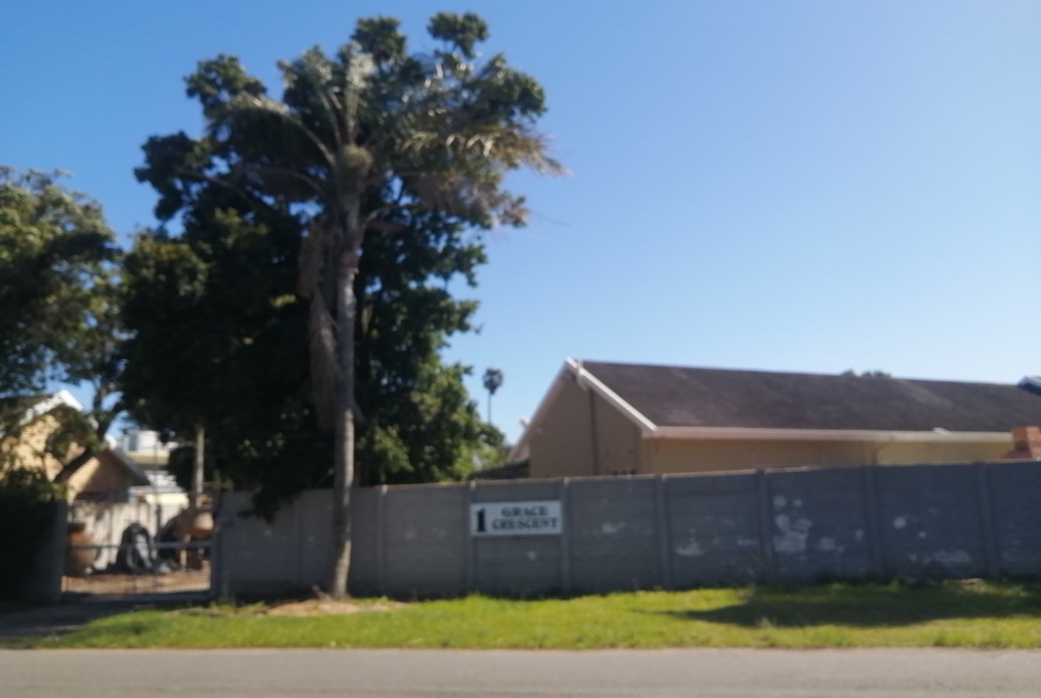 Spacious 4-Bedroom Family Home with Pool, Double Garage & Ample Parking
