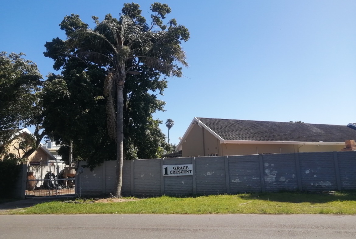 Spacious 4-Bedroom Family Home with Pool, Double Garage & Ample Parking